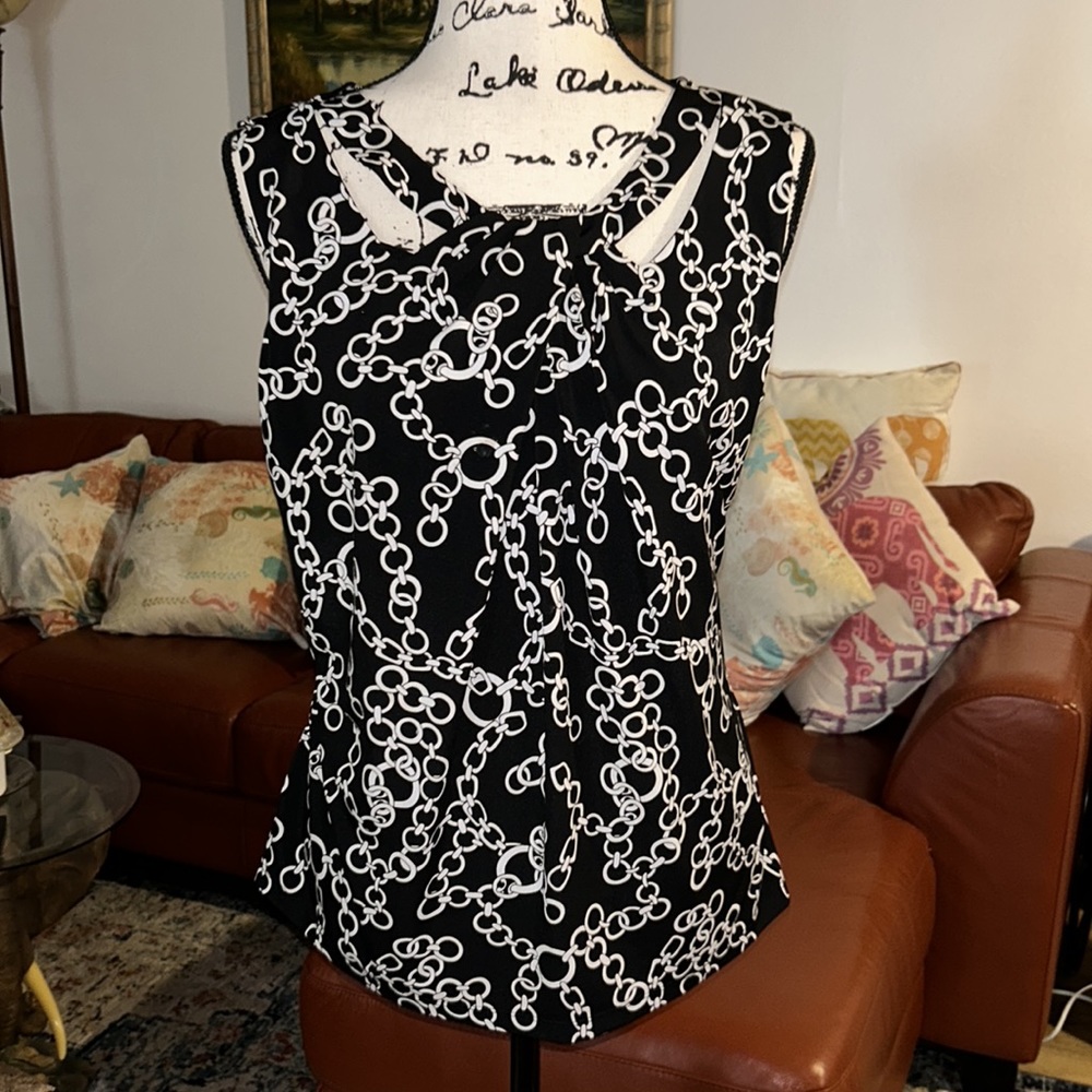 Comfy & Flowy Nine West blouse perfect under suits w/a unique yoke/collar Size L